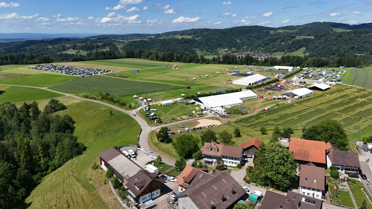 Das Festgelände hinter dem Dorf erstreckt sich über gut 14 Hektaren Land, was etwa 20 Fussballfeldern entspricht. Die Regionalmeisterschaften der Turner und Turnerinnen 2026.